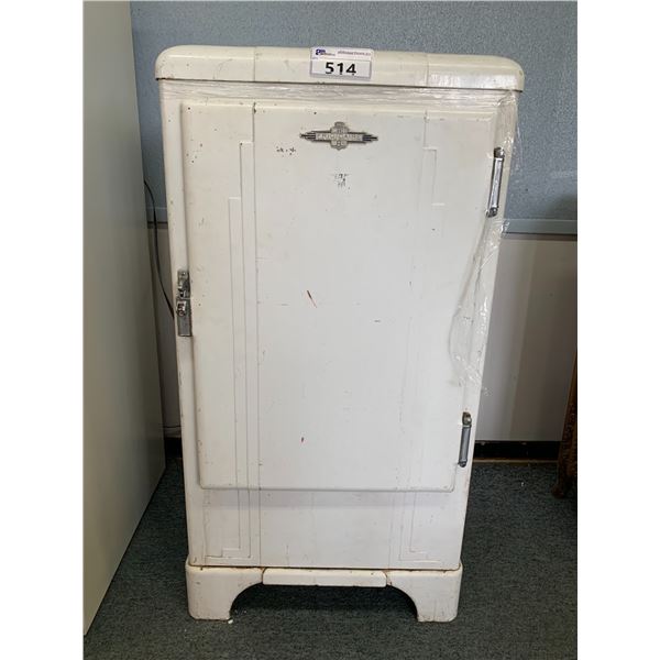FRIGIDAIRE VINTAGE FRIDGE (HANDLE BROKEN)