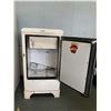Image 2 : FRIGIDAIRE VINTAGE FRIDGE (HANDLE BROKEN)