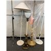Image 3 : 5 ASSORTED FLOOR LAMPS WITH SOME SHADES