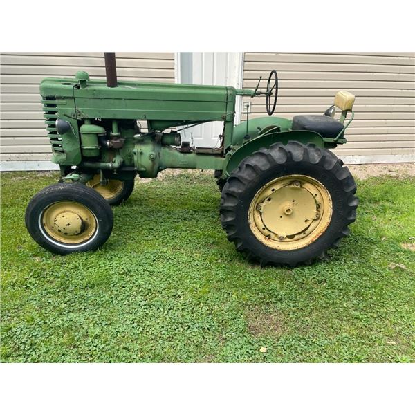 John Deere M Tractor - Running