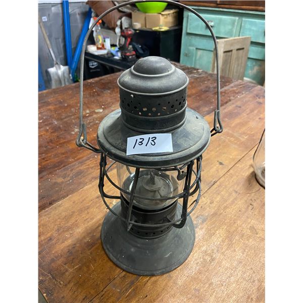 Railway lantern, comes with mismatch globe