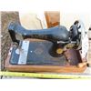 Image 2 : Antique sewing machine - Singer JB532637