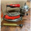 Image 2 : Coleman red gas iron - original box an accessories - Model 4A - Barn on handle