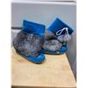 Image 3 : Beaded blue mukluks, ladies size 7 - made in Canada