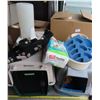 Image 1 : Pet lot: Kennel & Litter box + 2 food/drink containers/etc.