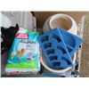 Image 2 : Pet lot: Kennel & Litter box + 2 food/drink containers/etc.