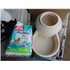 Image 3 : Pet lot: Kennel & Litter box + 2 food/drink containers/etc.