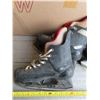 Image 2 : Lot of 3 pairs of hockey skates - assorted sizes