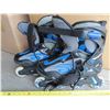 Image 5 : Pair of Roller blades with protective equipment