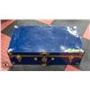 Image 1 : BLUE METAL STORAGE TRUNK 28" X 15" X 9" HANDLE ON