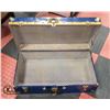 Image 2 : BLUE METAL STORAGE TRUNK 28" X 15" X 9" HANDLE ON