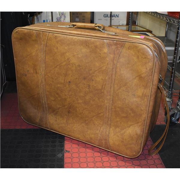 LARGE VINTAGE AMERICAN TOURISTER SUITCASE