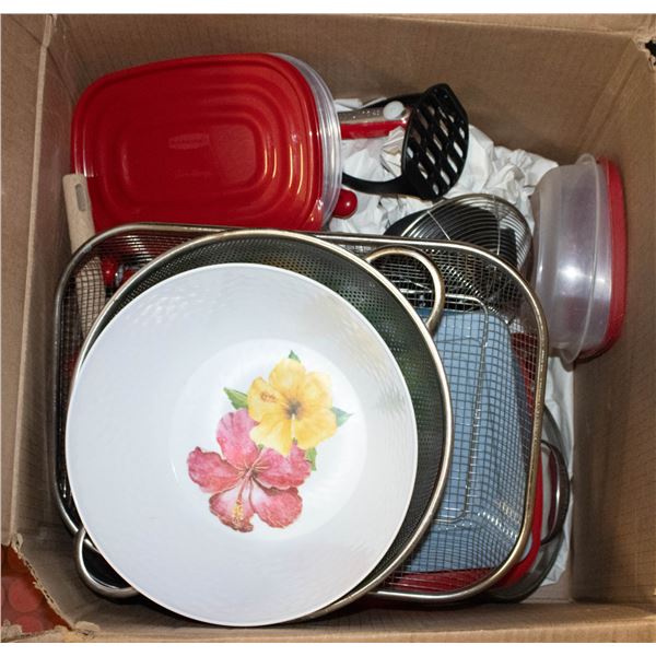 LOT OF KITCHENWARE TUPPERWARE,