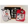 Image 1 : FLAT OF POT HOLDERS & OVEN MITTS W/TAGS