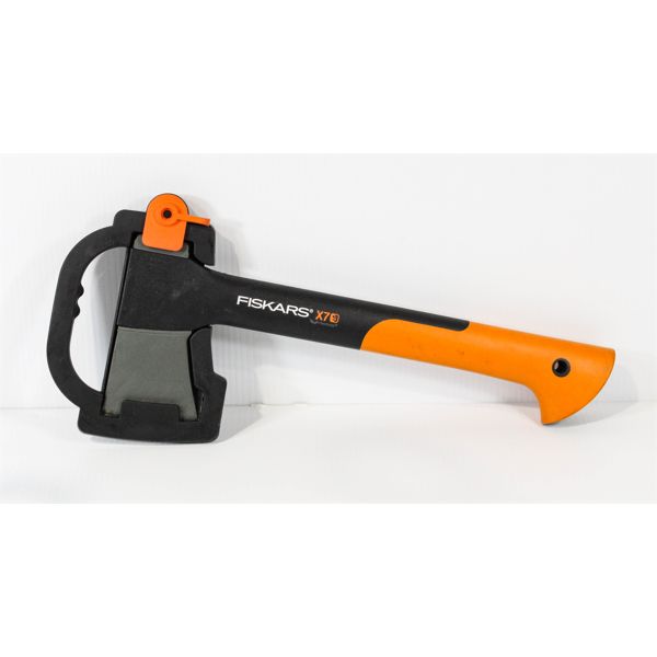 FISKARS X7 HATCHET