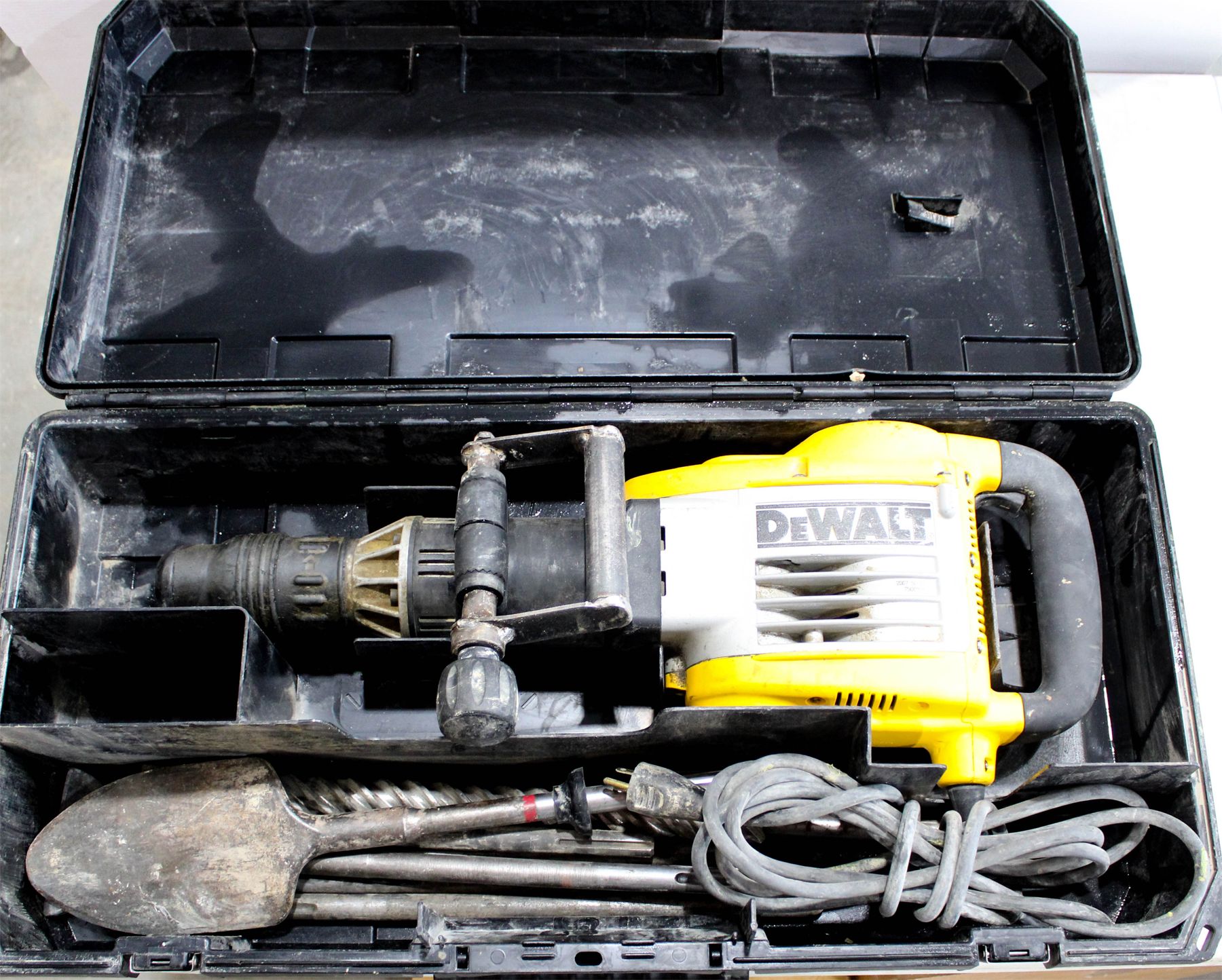 DEWALT D25900 DEMOLITION HAMMER /W ATTACHMENTS