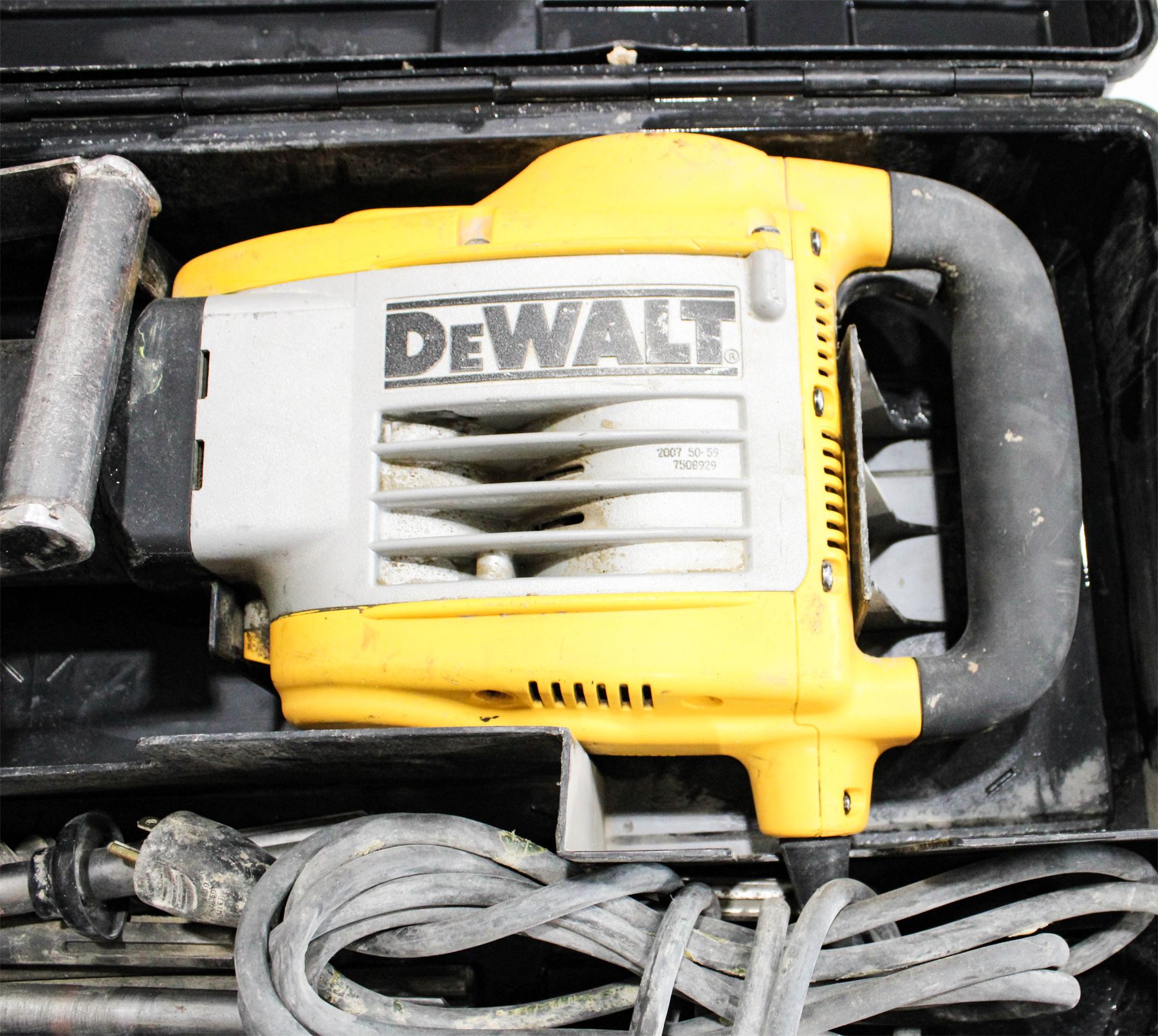 DEWALT D25900 DEMOLITION HAMMER /W ATTACHMENTS