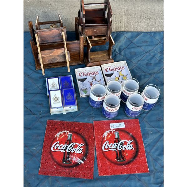 6 Coca-cola Glasses And Coca-Cola Signs With Wooden Mini School Desk Decor And Charms And Card Packs