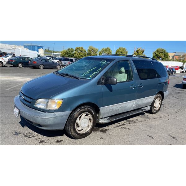 2000 Toyota Sienna LE