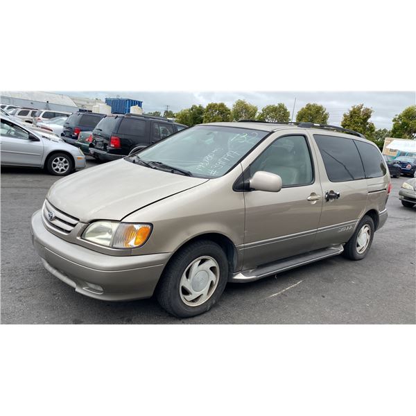 2001 Toyota Sienna LE