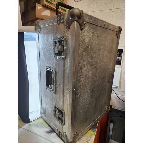 Aluminum Carring Case on Wheels