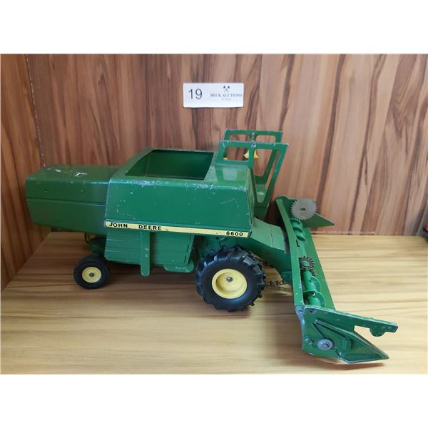 Metal John Deere 6600 Collectable Toy Farm Equipment Vehicle