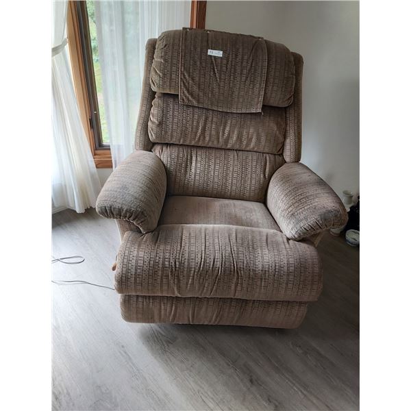 Lazy Boy Reclining Chair   39 Wide x 36 Deep x 44 High