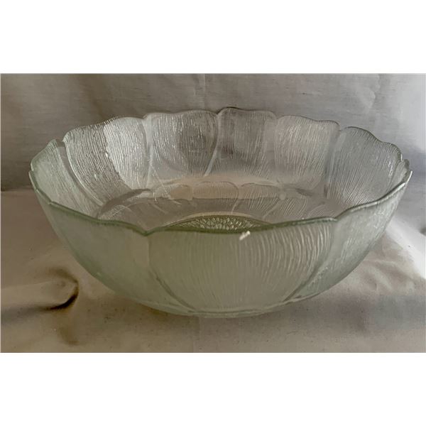 Vintage ARCOROC  Lotus Flower  Large Round Serving Bowl (1960s, Made in France)