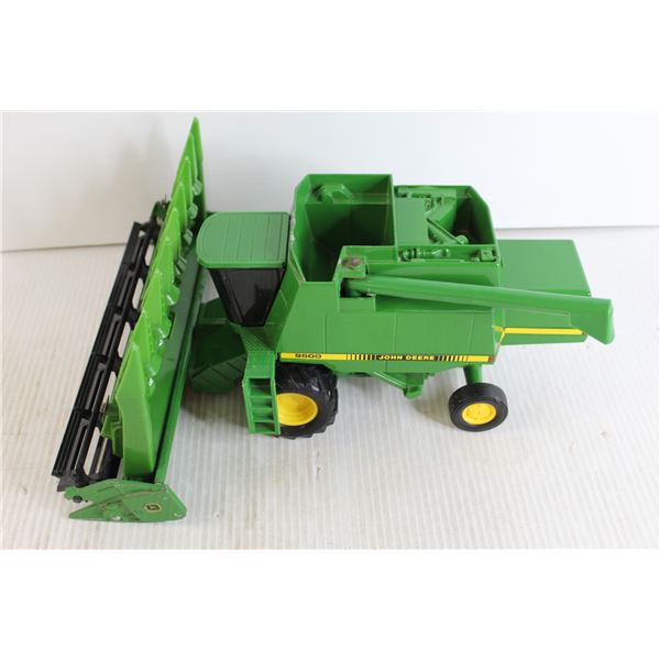 John Deere Model 9500 Combine - 1/25 Scale