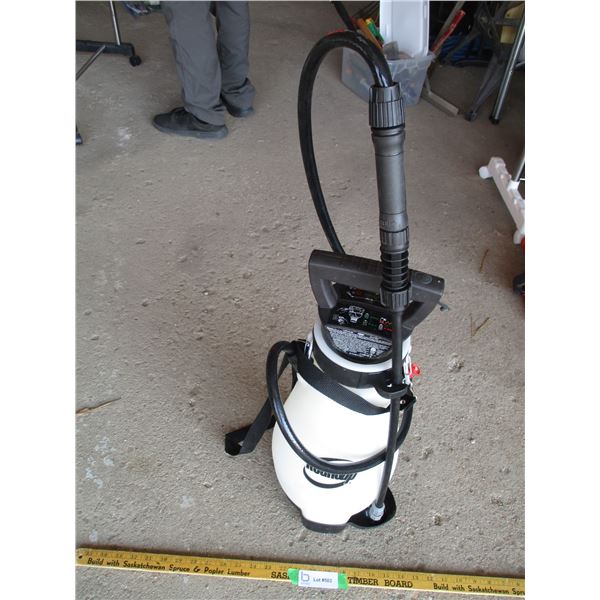 Round Up Battery Operated Sprayer with Charger (2 Gallon) (Offsite)