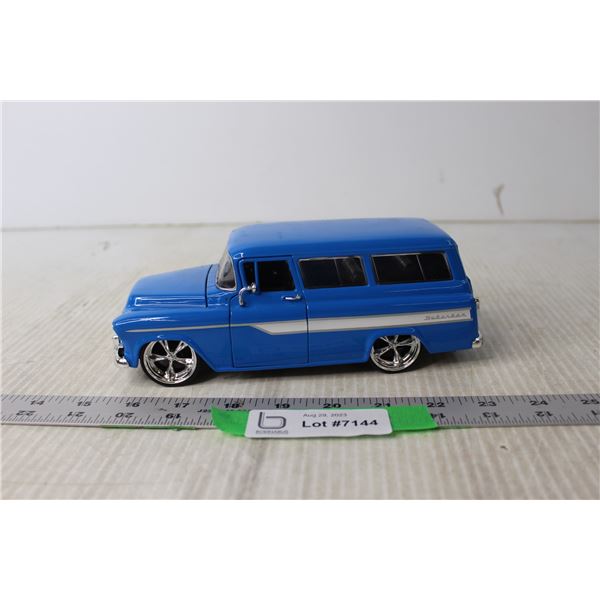 1957 Chevrolet Suburban Die Cast Car - 1:24