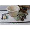 Image 1 : Assorted Gardening Supplies including a Hose End Sprayer