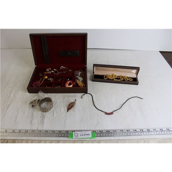 Jewelry Box with Assorted Jewelry, Chain Necklace in Box - Bodnarus ...