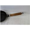 Image 2 : Taiwan #2 Cast Iron Frying Pan w/Wooden Handle