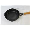 Image 3 : Taiwan #2 Cast Iron Frying Pan w/Wooden Handle