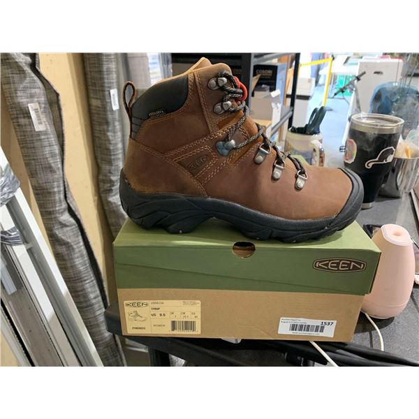NEW Keens Pyrenees Ladies Hiking Boots Size 9.5