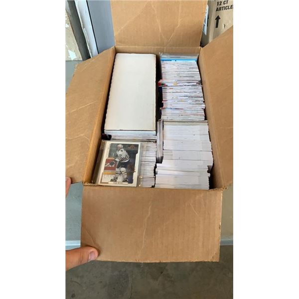 BOX OF ESTATE HOCKEY CARDS