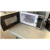 Image 10 : HAMILTON BEACH STAINLESS MICROWAVE, RIVAL DEEP FRYER AND CROCK POT SLOW COOKER ALL WORKING