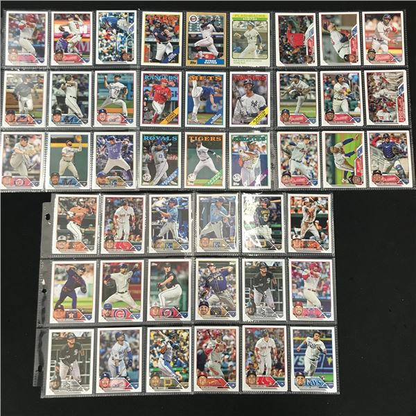  LOT OF MLB CARDS