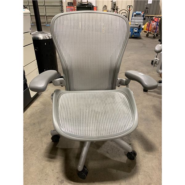 *L* GREY HERMAN MILLER AERON ERGONOMIC TASK CHAIR SIZE LARGE - NO LUMBAR SUPPORT