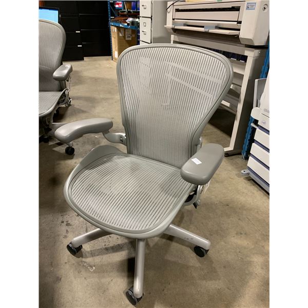 *L* GREY HERMAN MILLER AERON ERGONOMIC TASK CHAIR SIZE MEDIUM - NO LUMBAR SUPPORT