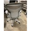 Image 2 : *L* GREY HERMAN MILLER AERON ERGONOMIC TASK CHAIR SIZE MEDIUM - NO LUMBAR SUPPORT