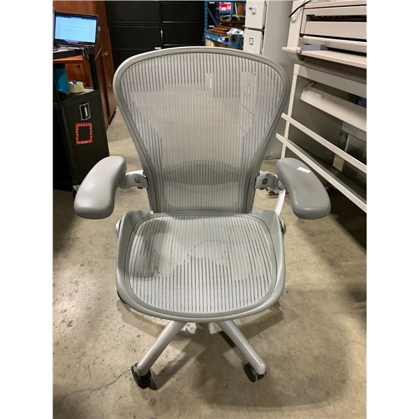 *L* GREY HERMAN MILLER AERON ERGONOMIC TASK CHAIR SIZE MEDIUM - WITH LUMBAR SUPPORT