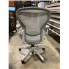 Image 2 : *L* GREY HERMAN MILLER AERON ERGONOMIC TASK CHAIR SIZE MEDIUM - WITH LUMBAR SUPPORT