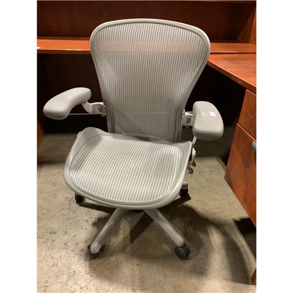 *L* GREY HERMAN MILLER AERON ERGONOMIC TASK CHAIR SIZE MEDIUM - NO LUMBAR SUPPORT