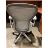 Image 2 : *L* GREY HERMAN MILLER AERON ERGONOMIC TASK CHAIR SIZE MEDIUM - NO LUMBAR SUPPORT