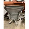 Image 2 : *L* GREY HERMAN MILLER AERON ERGONOMIC TASK CHAIR SIZE MEDIUM - WITH LUMBAR SUPPORT