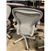 Image 2 : *L* GREY HERMAN MILLER AERON ERGONOMIC TASK CHAIR SIZE MEDIUM - NO LUMBAR SUPPORT