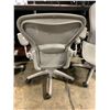 Image 2 : *L* GREY HERMAN MILLER AERON ERGONOMIC TASK CHAIR SIZE MEDIUM - WITH LUMBAR SUPPORT