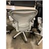 Image 2 : *L* GREY HERMAN MILLER AERON ERGONOMIC TASK CHAIR SIZE MEDIUM - WITH LUMBAR SUPPORT